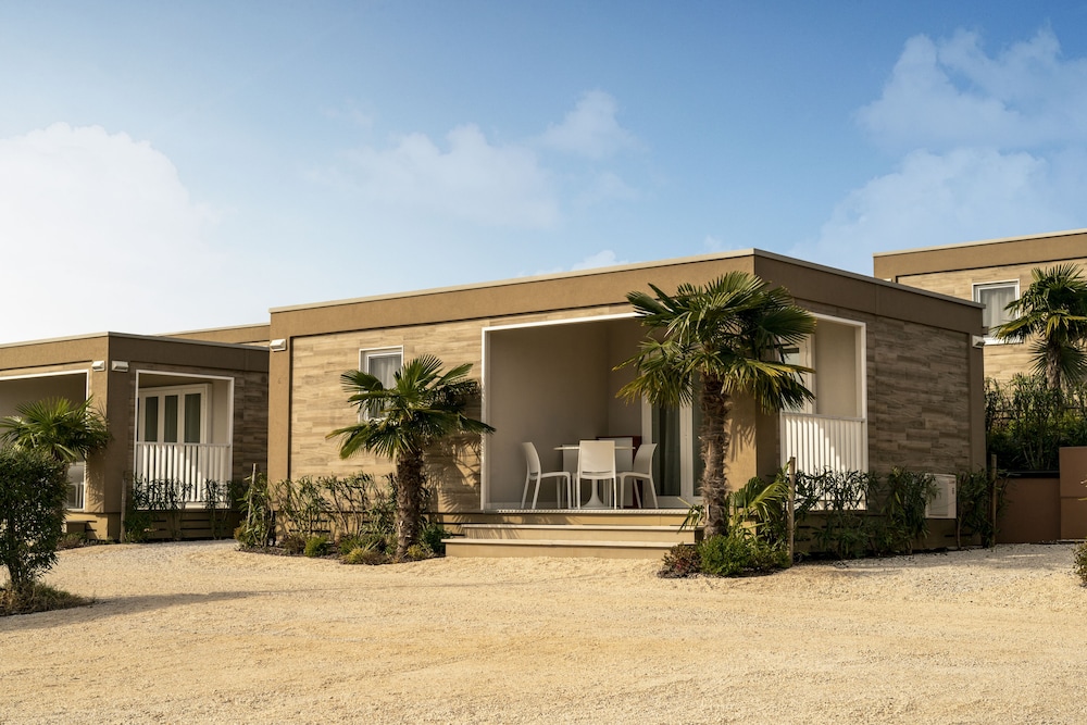 Onda Blu Resort — Hotel building in Manerba del Garda, Lombardy