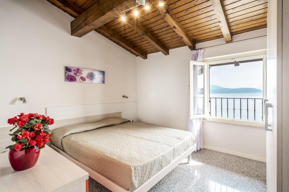 Onda Blu Resort — Hotel rooms in Manerba del Garda, Lombardy