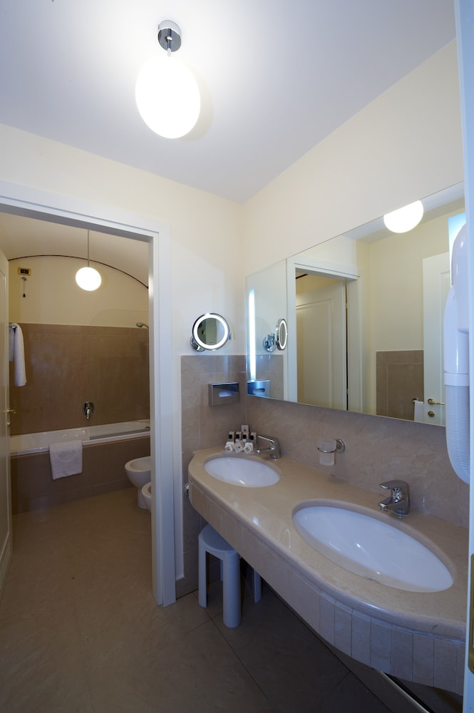 Grand Hotel Piazza Borsa — Hotel rooms in Palermo, Sicily