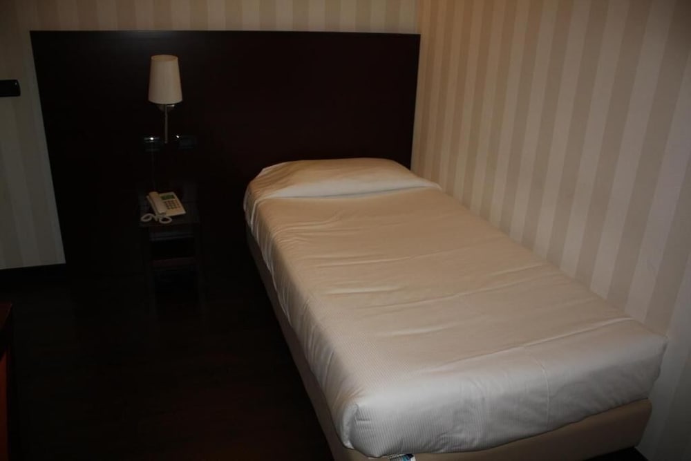 Hotel 2C — Hotel rooms in Legnano, Lombardy