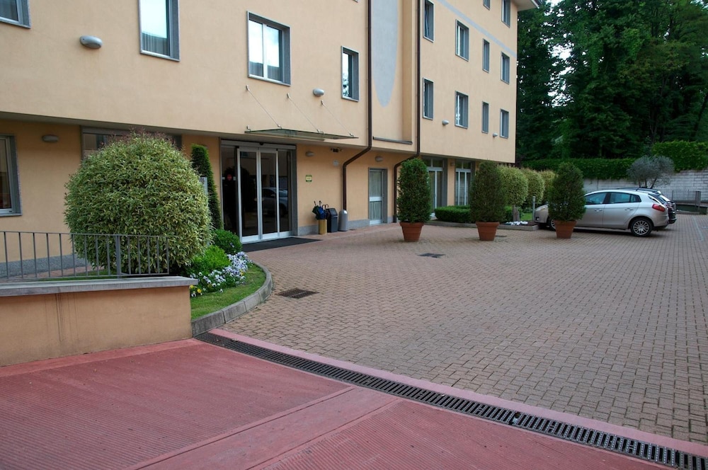 Hotel 2C — Hotel building in Legnano, Lombardy