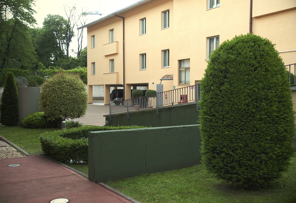 Hotel 2C — Hotel building in Legnano, Lombardy