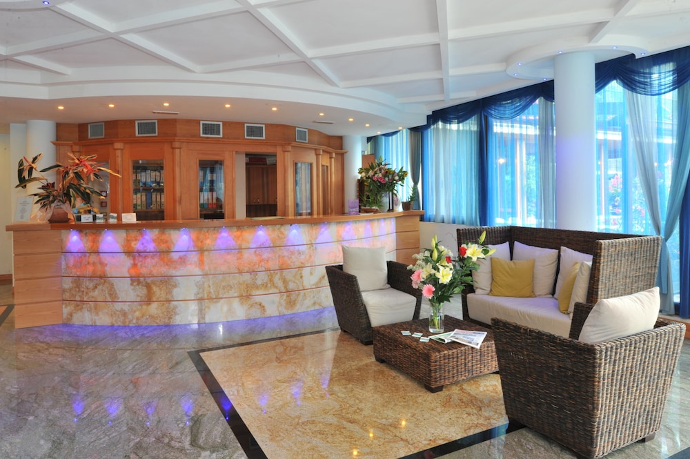 Hotel Alexander — Hotel building in Limone sul Garda, Lombardy