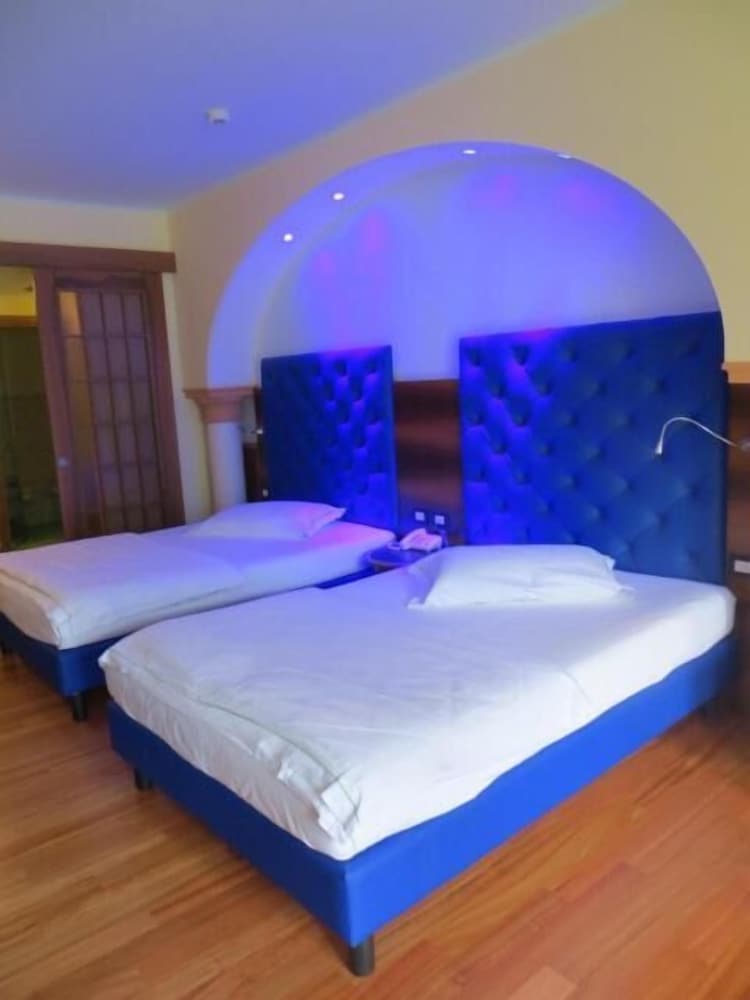 Hotel Alexander — Hotel rooms in Limone sul Garda, Lombardy