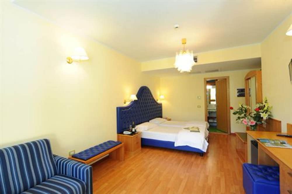 Hotel Alexander — Hotel rooms in Limone sul Garda, Lombardy