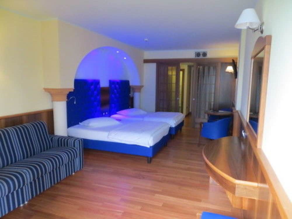 Hotel Alexander — Hotel rooms in Limone sul Garda, Lombardy