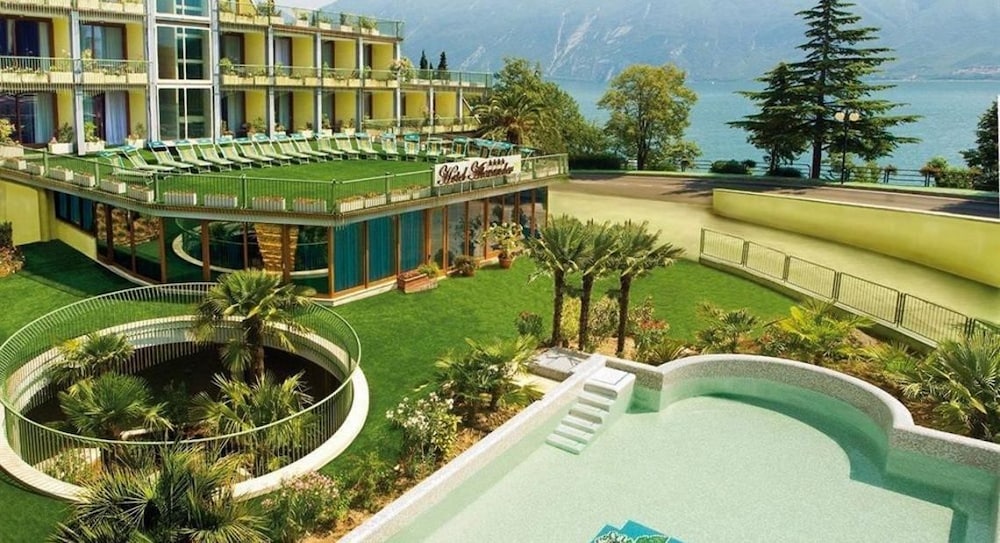 Hotel Alexander — Hotel building in Limone sul Garda, Lombardy