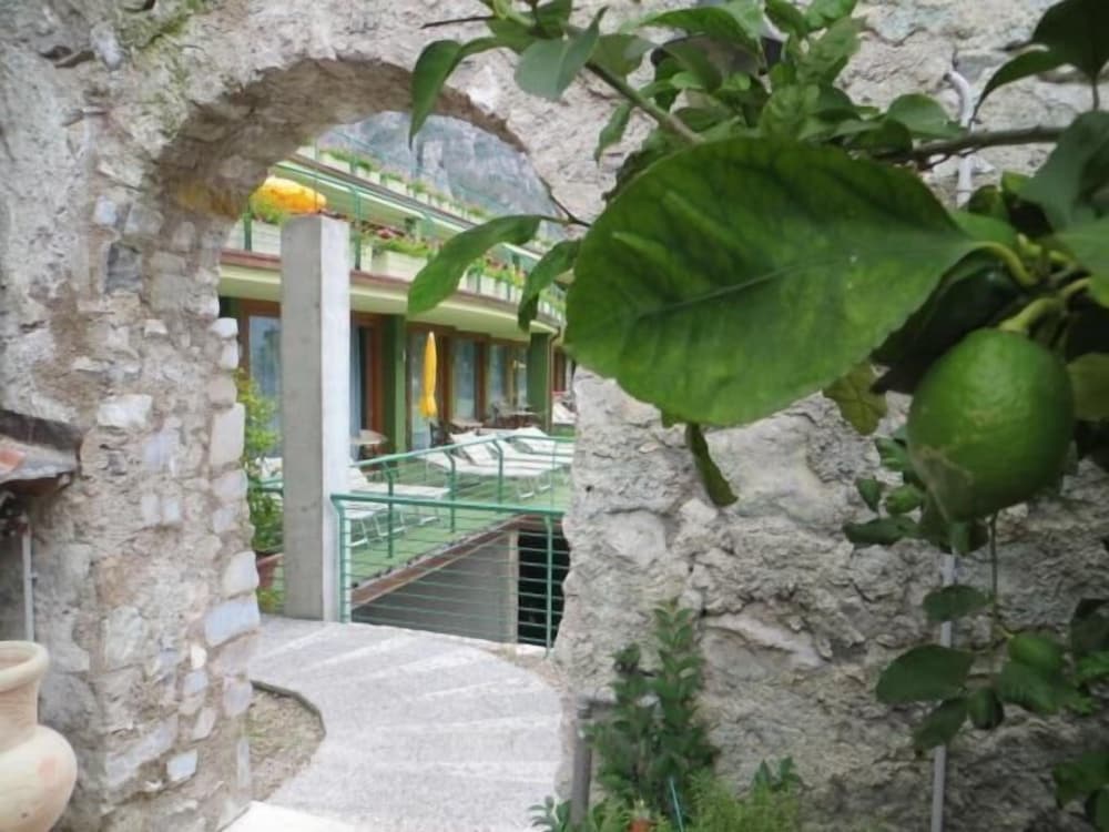 Hotel Alexander — Hotel building in Limone sul Garda, Lombardy