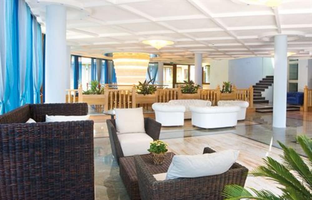 Hotel Alexander — Hotel building in Limone sul Garda, Lombardy