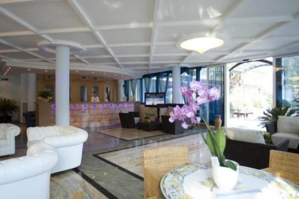 Hotel Alexander — Hotel building in Limone sul Garda, Lombardy