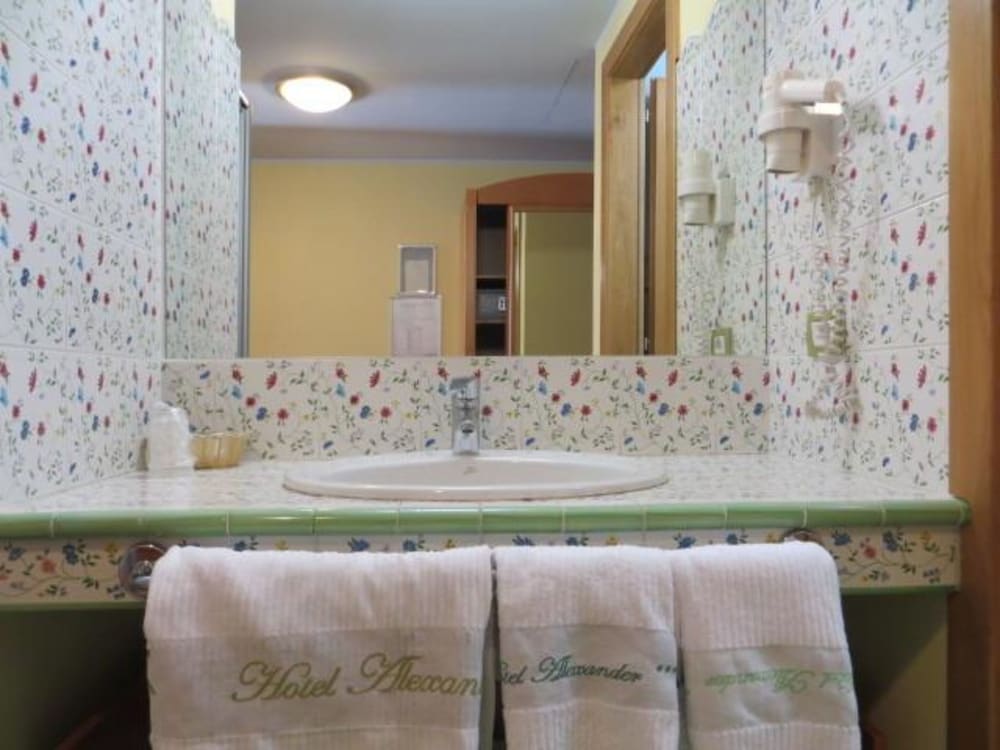 Hotel Alexander — Hotel rooms in Limone sul Garda, Lombardy