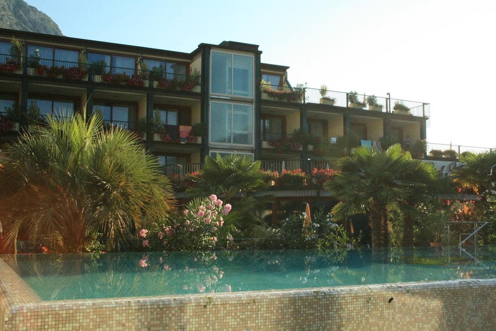 Hotel Alexander — Hotel building in Limone sul Garda, Lombardy