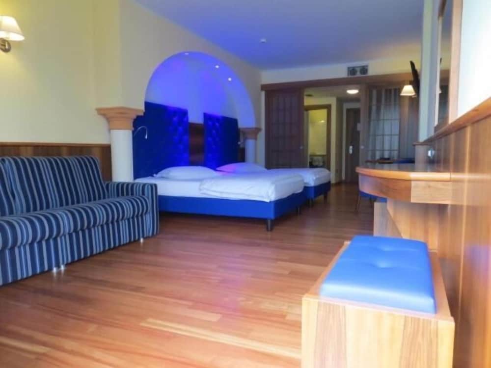 Hotel Alexander — Hotel rooms in Limone sul Garda, Lombardy