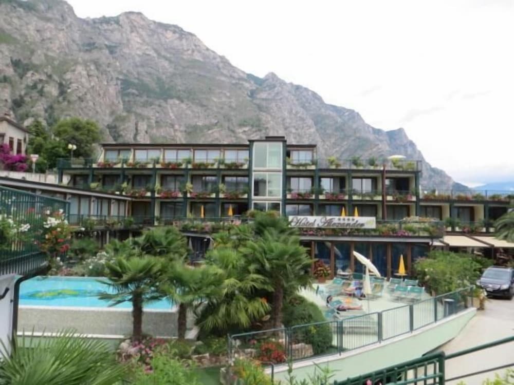 Hotel Alexander — Hotel building in Limone sul Garda, Lombardy
