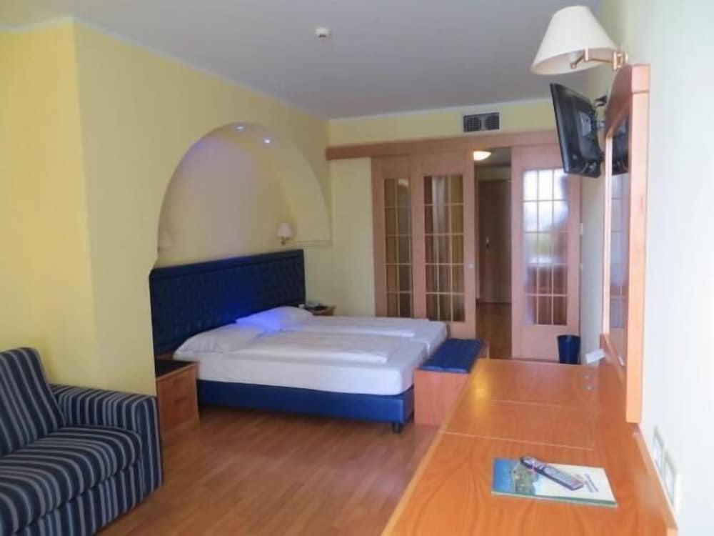 Hotel Alexander — Hotel rooms in Limone sul Garda, Lombardy