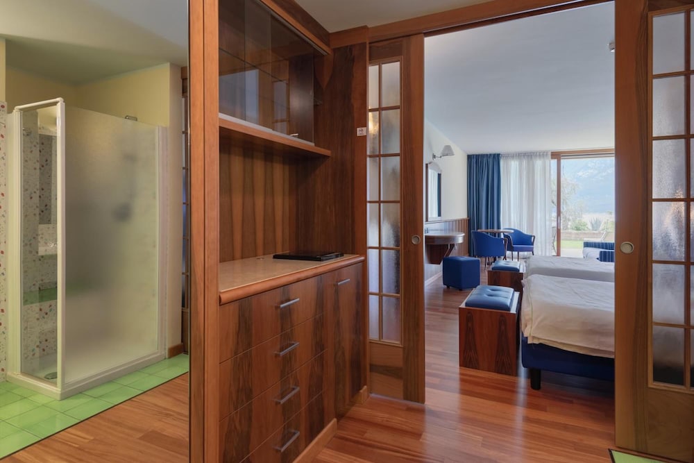 Hotel Alexander — Hotel rooms in Limone sul Garda, Lombardy