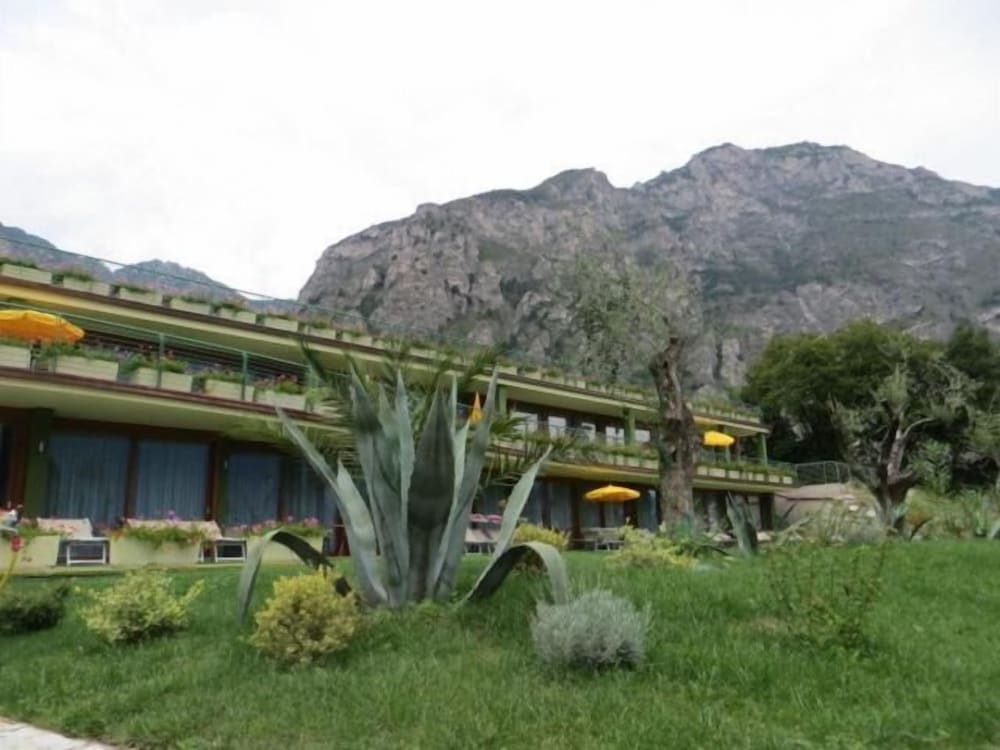 Hotel Alexander — Hotel building in Limone sul Garda, Lombardy