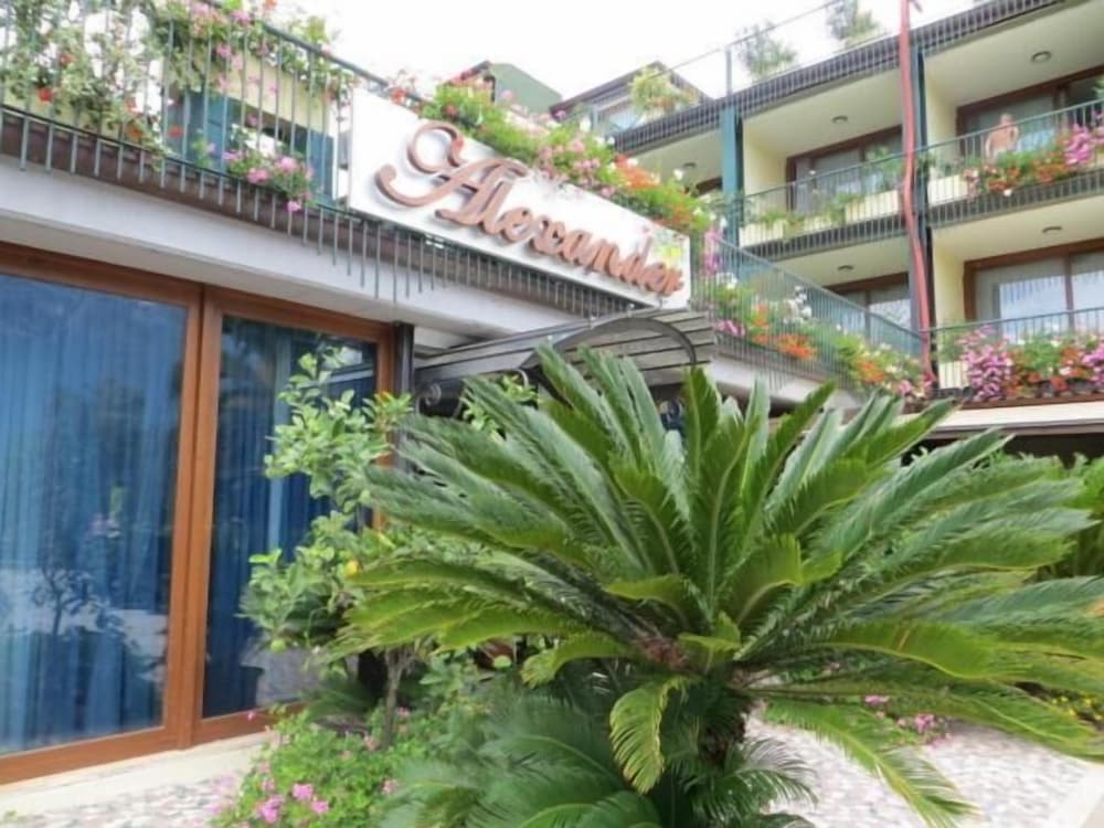 Hotel Alexander — Hotel building in Limone sul Garda, Lombardy