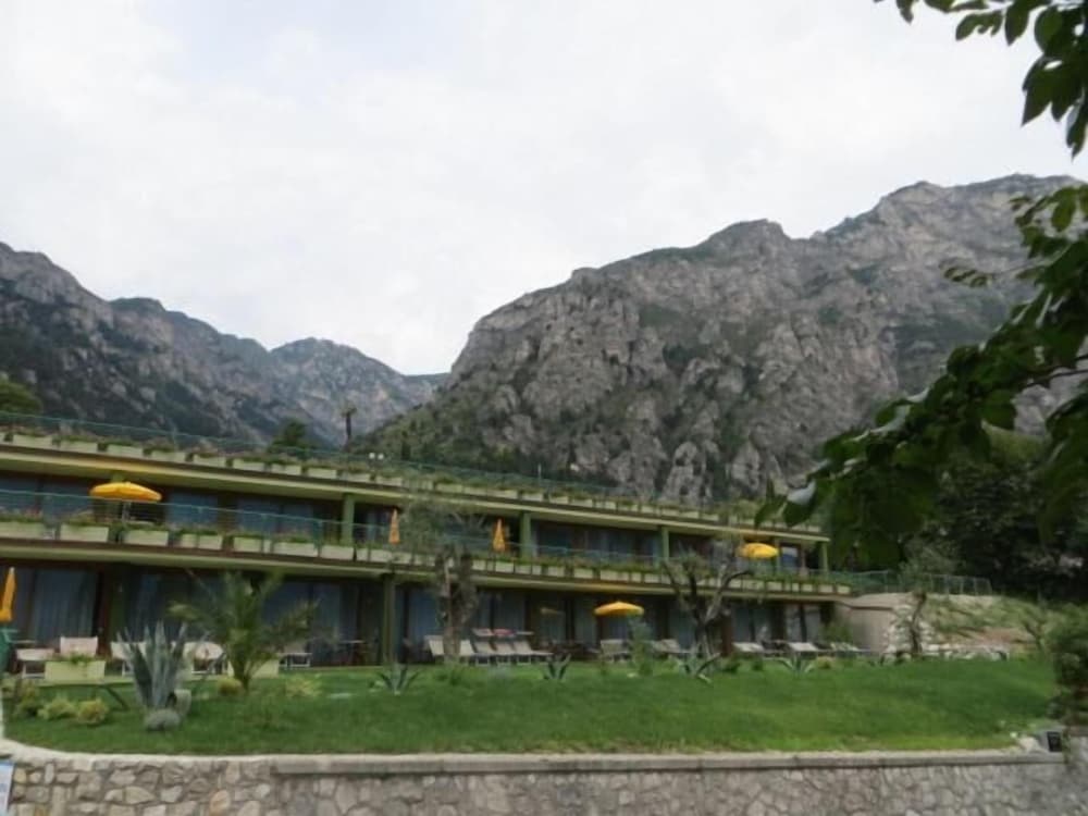 Hotel Alexander — Hotel building in Limone sul Garda, Lombardy