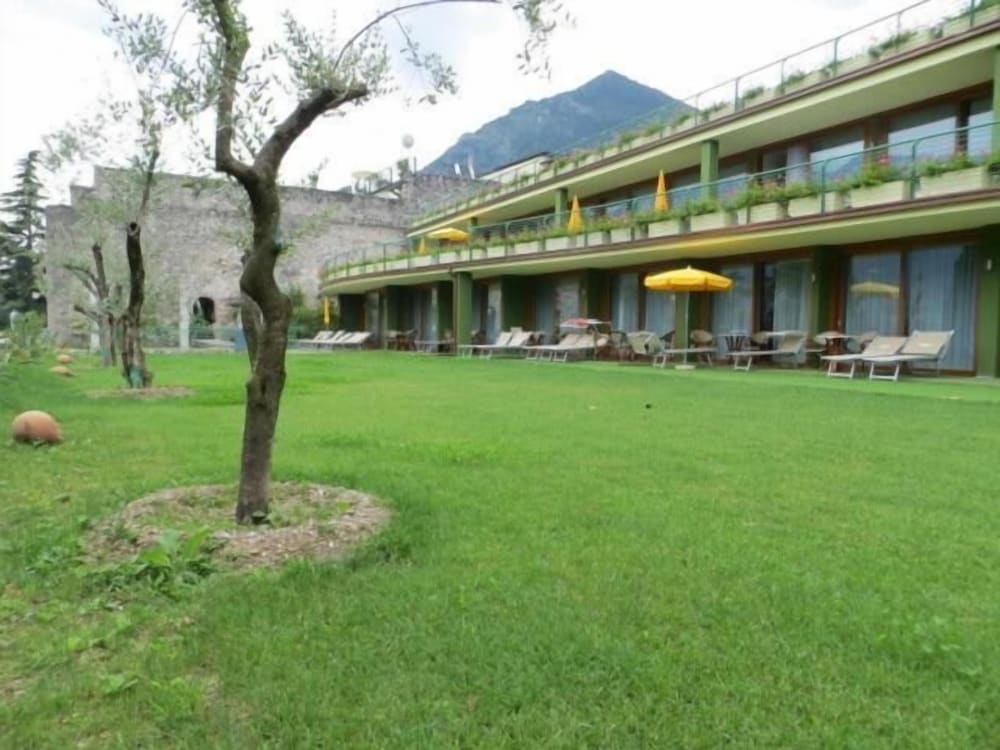 Hotel Alexander — Hotel building in Limone sul Garda, Lombardy