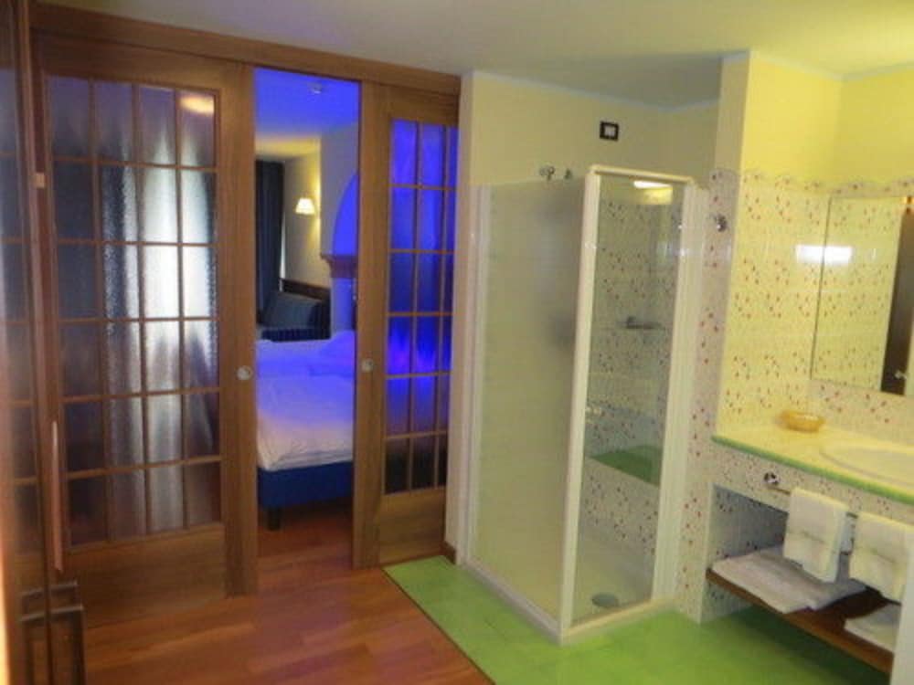 Hotel Alexander — Hotel rooms in Limone sul Garda, Lombardy
