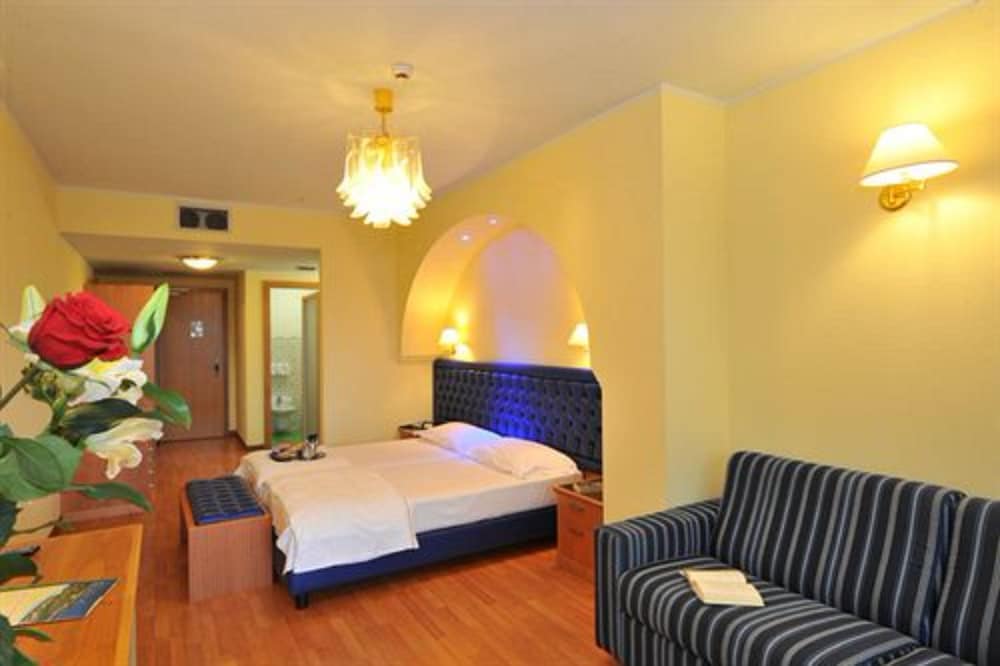 Hotel Alexander — Hotel rooms in Limone sul Garda, Lombardy