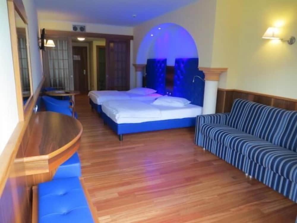 Hotel Alexander — Hotel rooms in Limone sul Garda, Lombardy