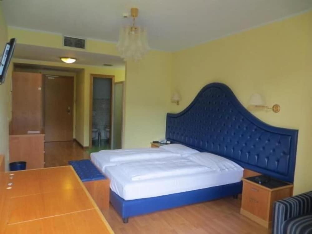 Hotel Alexander — Hotel rooms in Limone sul Garda, Lombardy
