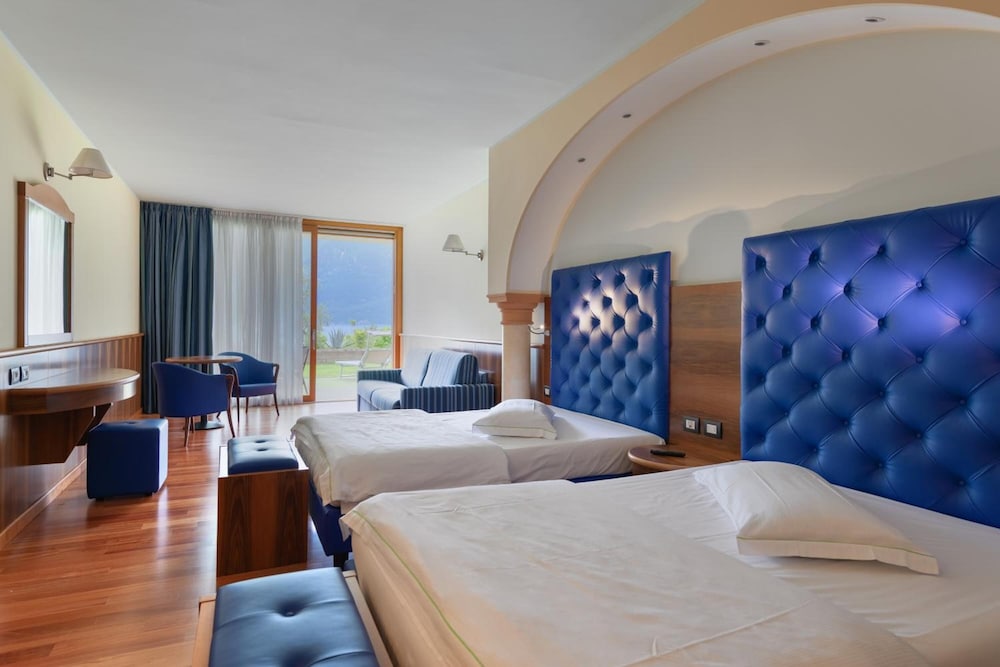 Hotel Alexander — Hotel rooms in Limone sul Garda, Lombardy