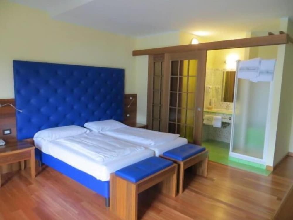 Hotel Alexander — Hotel rooms in Limone sul Garda, Lombardy