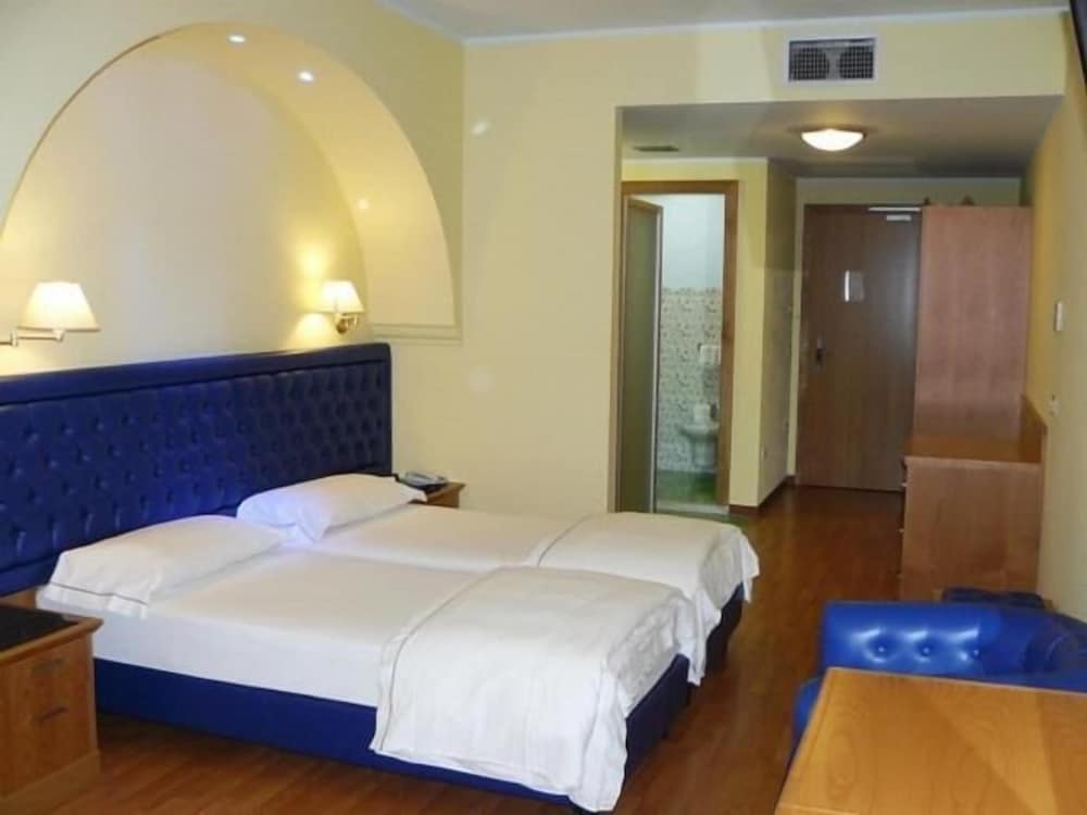 Hotel Alexander — Hotel rooms in Limone sul Garda, Lombardy