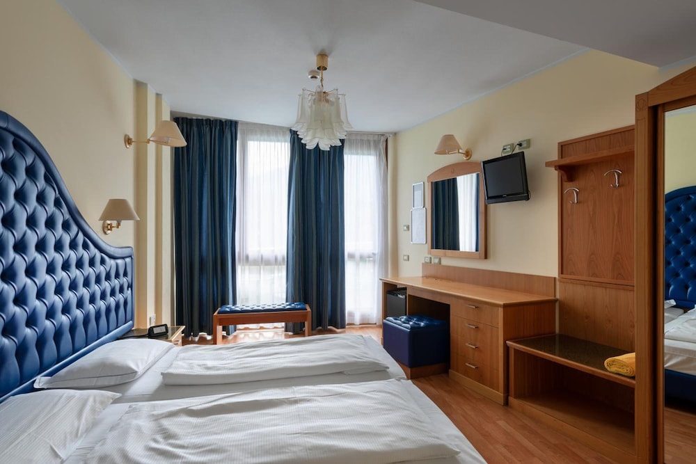 Hotel Alexander — Hotel rooms in Limone sul Garda, Lombardy