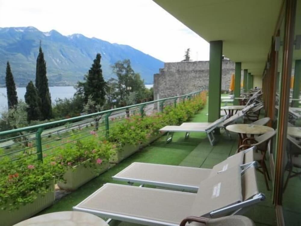Hotel Alexander — Hotel building in Limone sul Garda, Lombardy