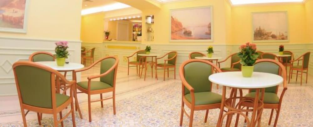 Hotel Astoria Sorrento — Restaurant & bars in Sorrento, Campania