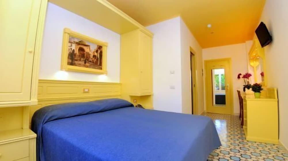 Hotel Astoria Sorrento — Hotel rooms in Sorrento, Campania