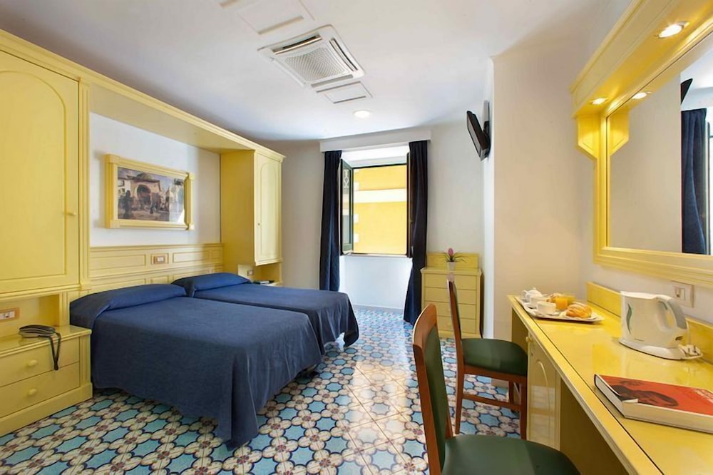 Hotel Astoria Sorrento — Hotel rooms in Sorrento, Campania