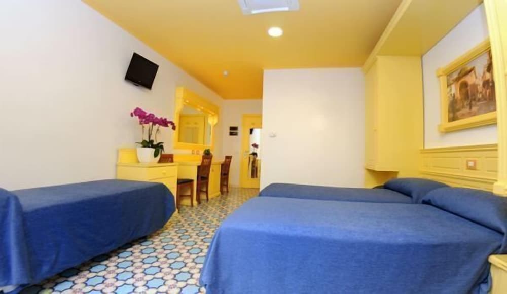 Hotel Astoria Sorrento — Hotel rooms in Sorrento, Campania