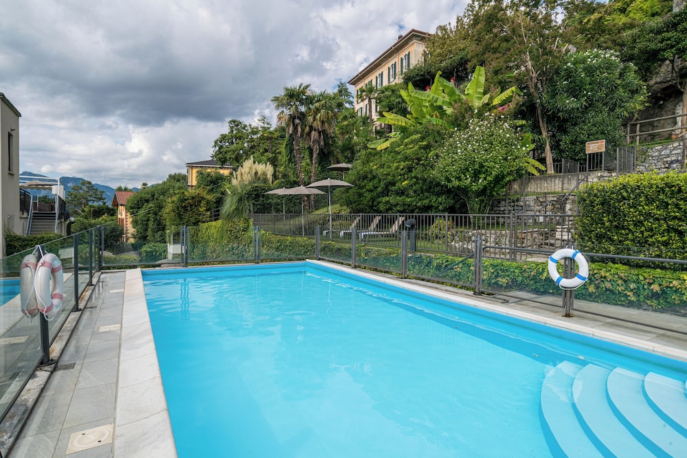 Hotel Bazzoni et du Lac — Swimming pool in Tremezzo, Lombardy