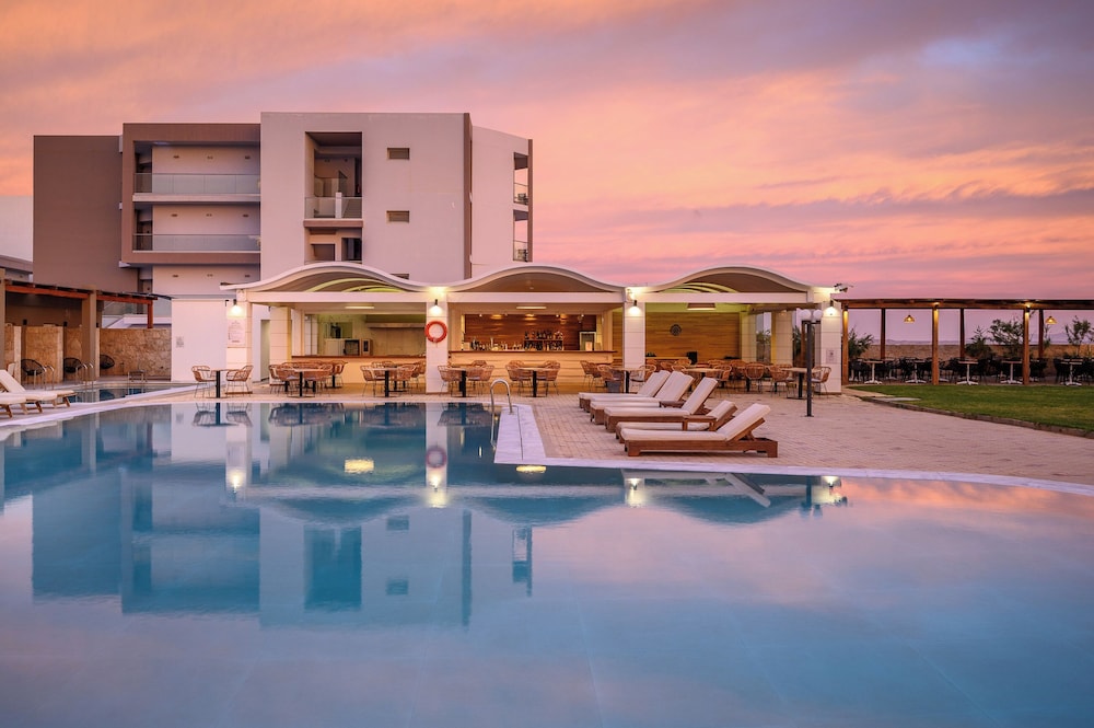 Malia Bay Beach Hotel & Bungalows — Swimming pool in Malia
