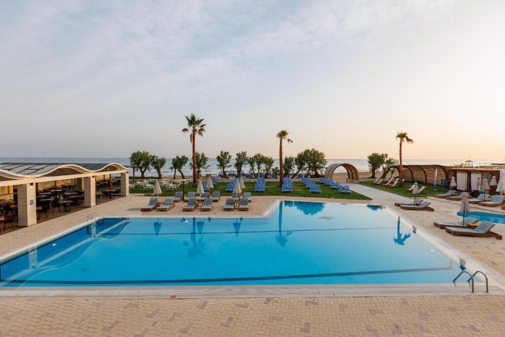 Malia Bay Beach Hotel & Bungalows — Swimming pool in Malia