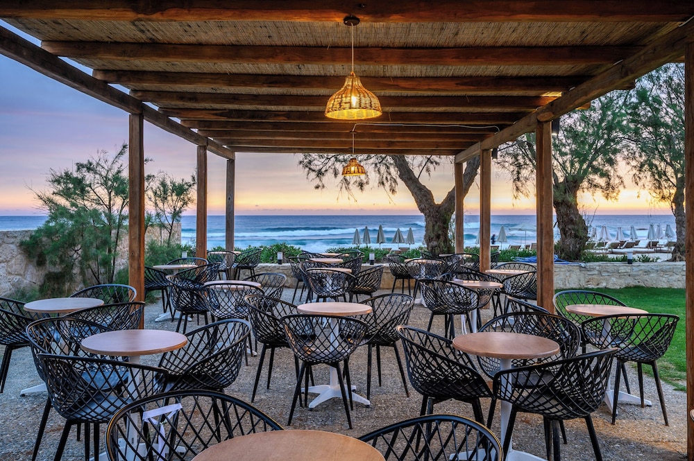 Malia Bay Beach Hotel & Bungalows — Restaurant & bars in Malia