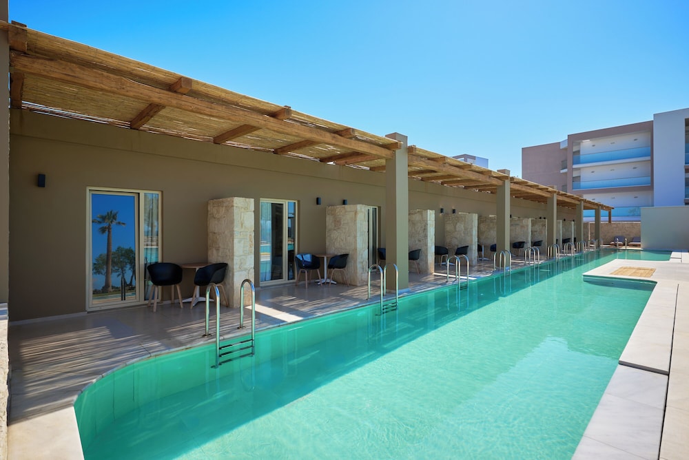 Malia Bay Beach Hotel & Bungalows — Swimming pool in Malia