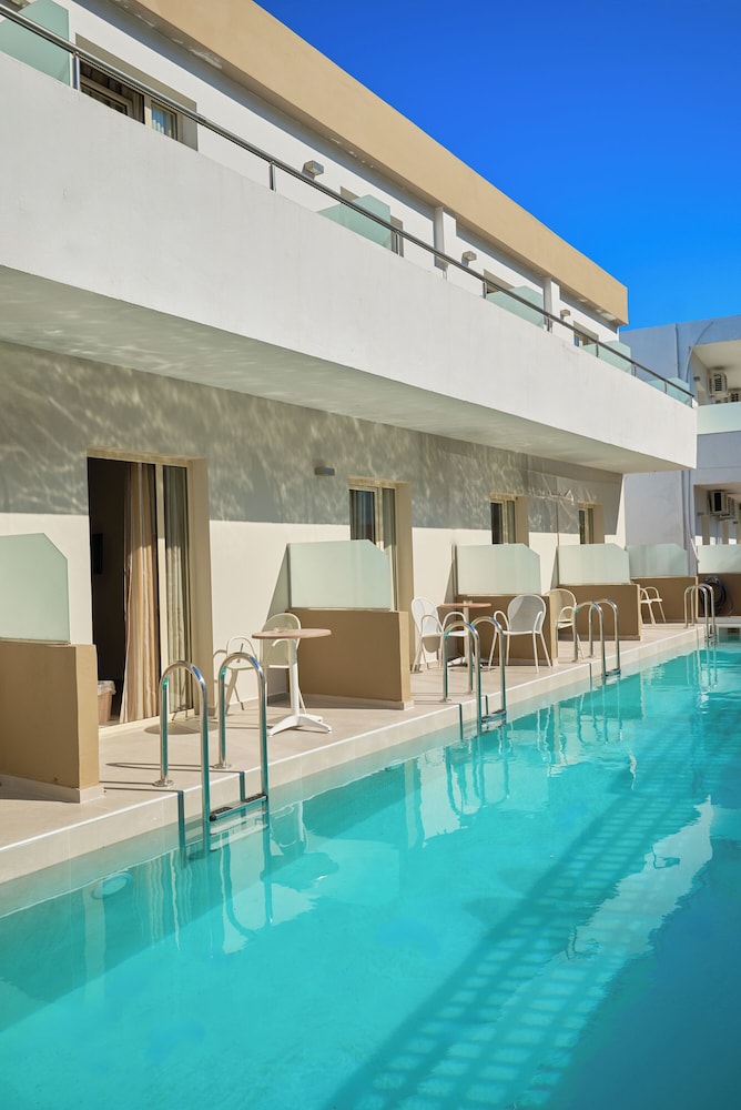 Malia Bay Beach Hotel & Bungalows — Swimming pool in Malia
