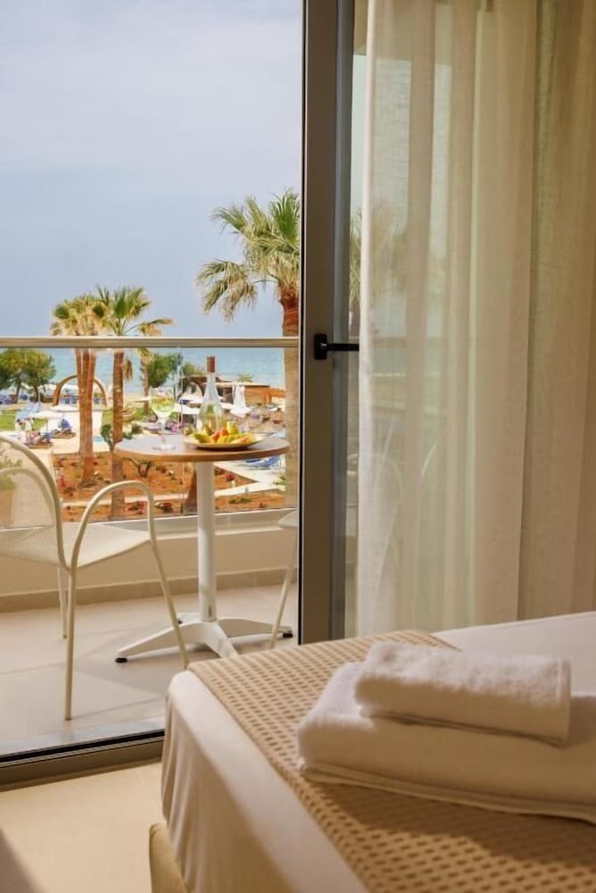 Malia Bay Beach Hotel & Bungalows — Hotel rooms in Malia