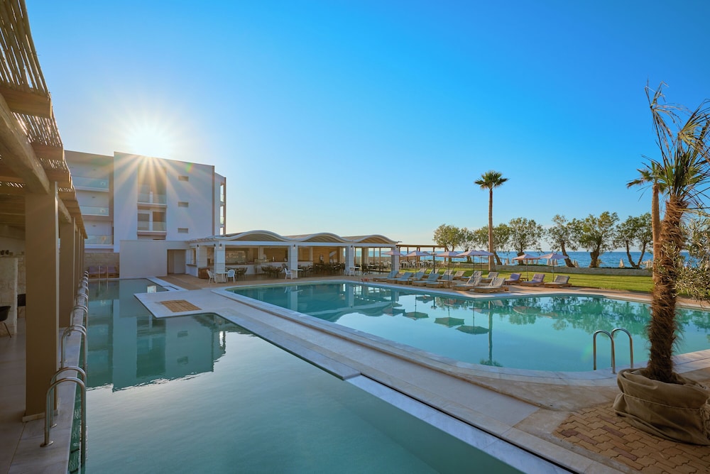 Malia Bay Beach Hotel & Bungalows — Swimming pool in Malia