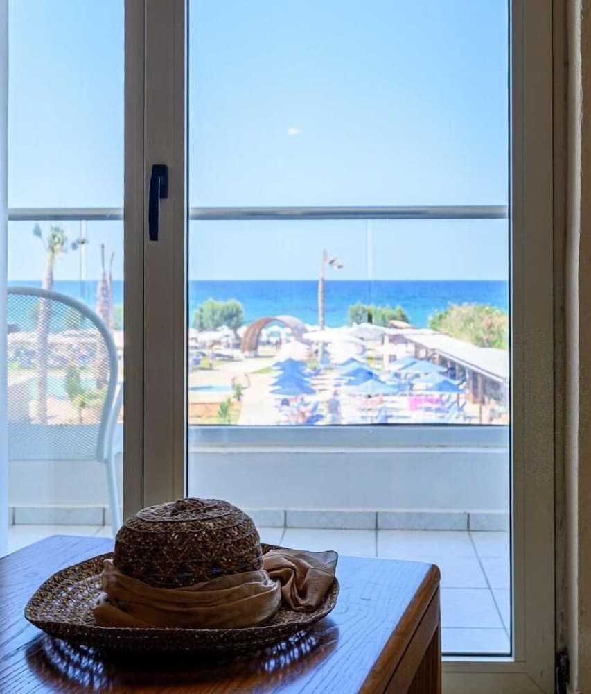 Malia Bay Beach Hotel & Bungalows — Hotel rooms in Malia
