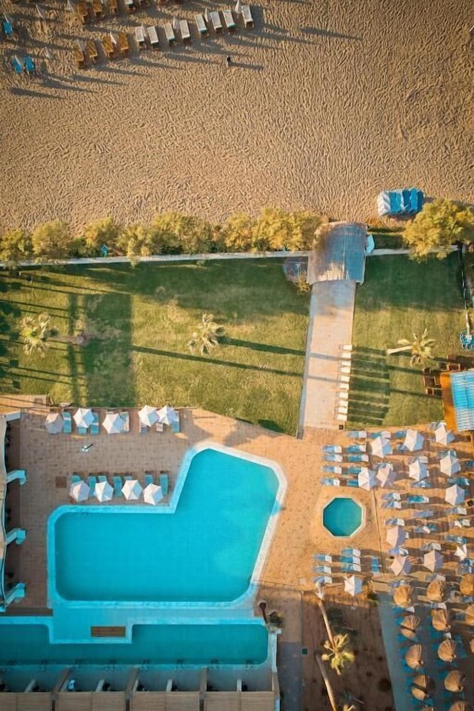 Malia Bay Beach Hotel & Bungalows — Swimming pool in Malia