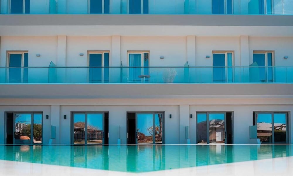 Malia Bay Beach Hotel & Bungalows — Swimming pool in Malia