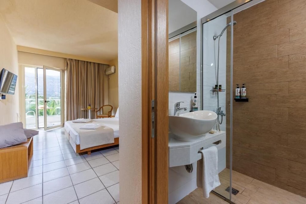 Malia Bay Beach Hotel & Bungalows — Hotel rooms in Malia