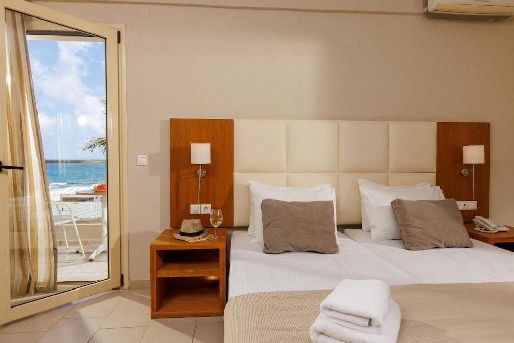 Malia Bay Beach Hotel & Bungalows — Hotel rooms in Malia